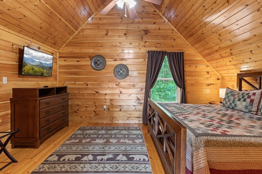 Triple Mountain View Stunning 4 BDR Cabin w/ Private Hot Tub, Game Room