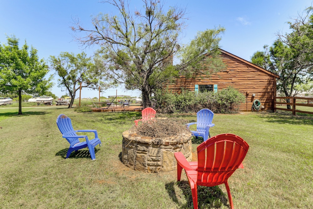 1 Mi to Lake: Pet-friendly Cabin in Strawn