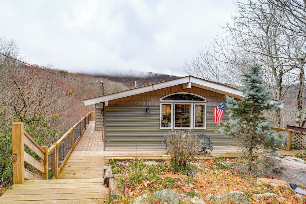 Home w/ Hot Tub & Views: 2 Mi to Beech Mtn Ski
