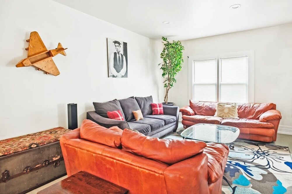 8 Guests, 4Bd Vacation Home Art Gallery, Detroit
