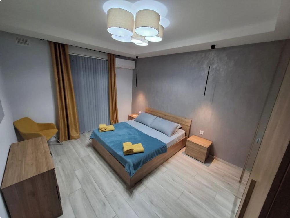 Modern 3BR Apt With Large Balcony