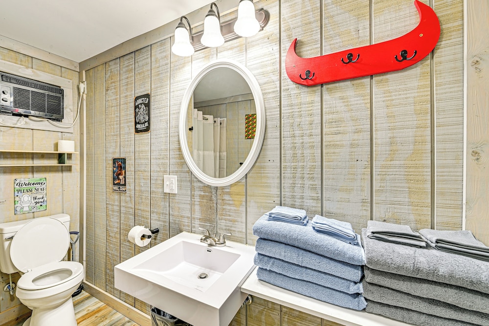 Secluded on 10 Acres: Livingston Getaway w/ Sauna!