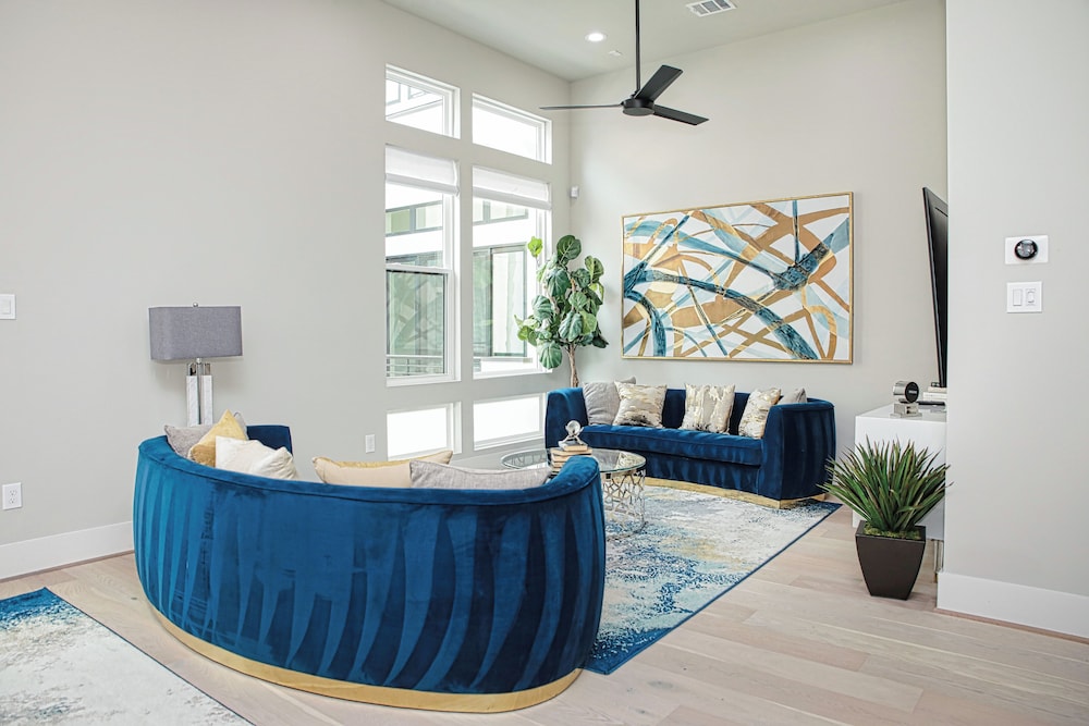 Luxury 3BD Rooftop Home in Dwtwn HTX. - Image 3