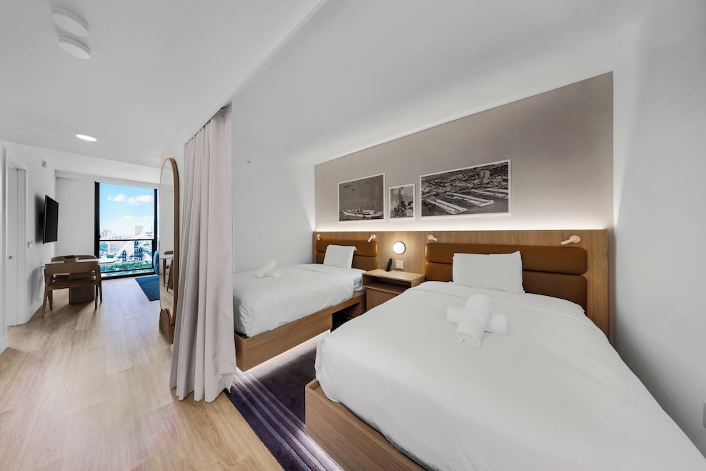 Chic Downtown 1BR with Stunning Views