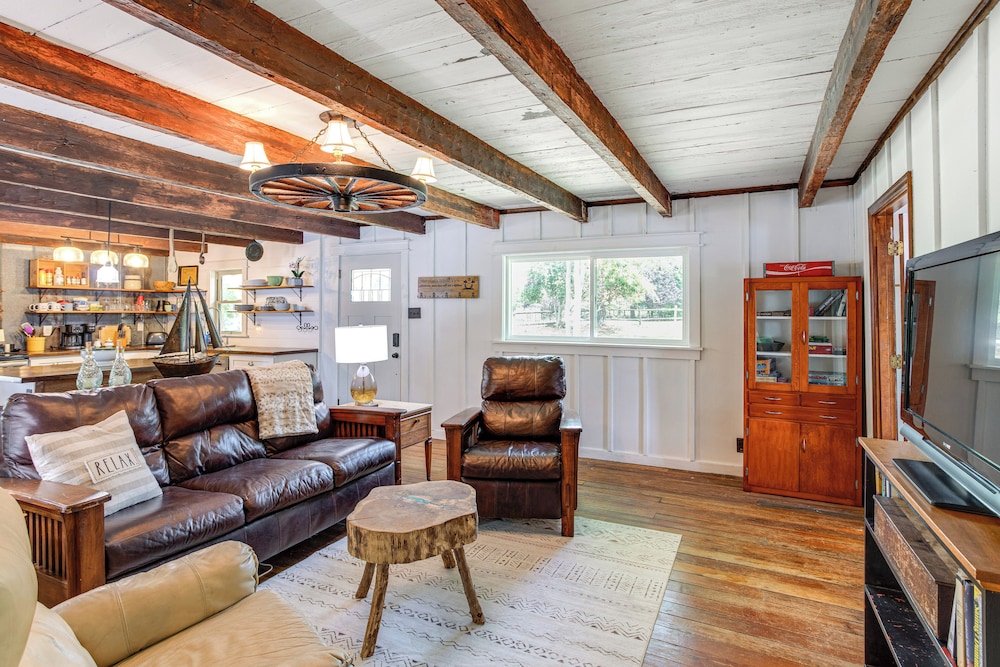 Lake Wateree Retreat: Dock & Screened Porch!