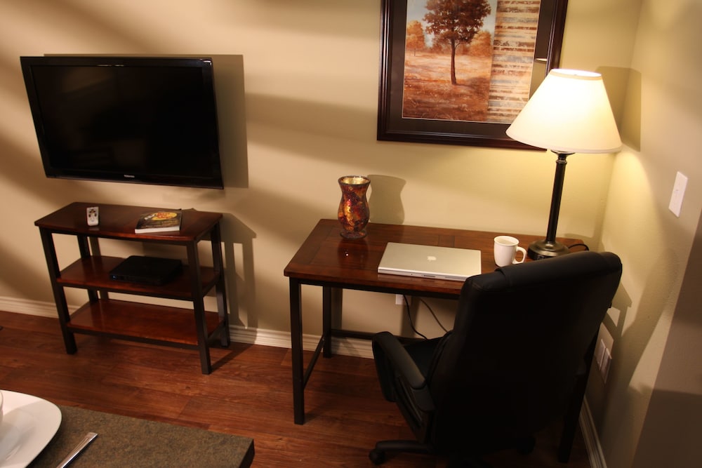 Eagle's Den Suites Kenedy a Travelodge by Wyndham