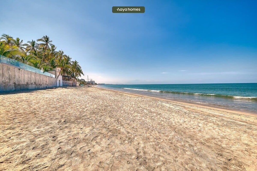 Luxurious 3BR Condo Right Next to the Beach - King
