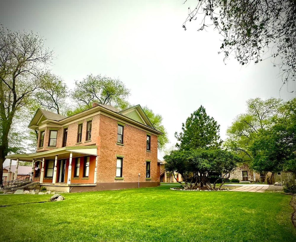 Amazing Historic 1800s Carriage House