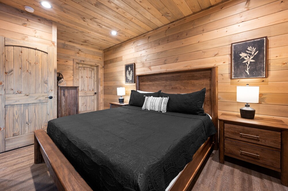 Talkin' Tennessee 3 Bedroom Cabin by RedAwning view 3