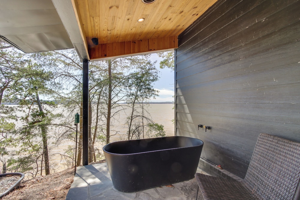 Private Dock & River Views: Modern Gem in Waterloo