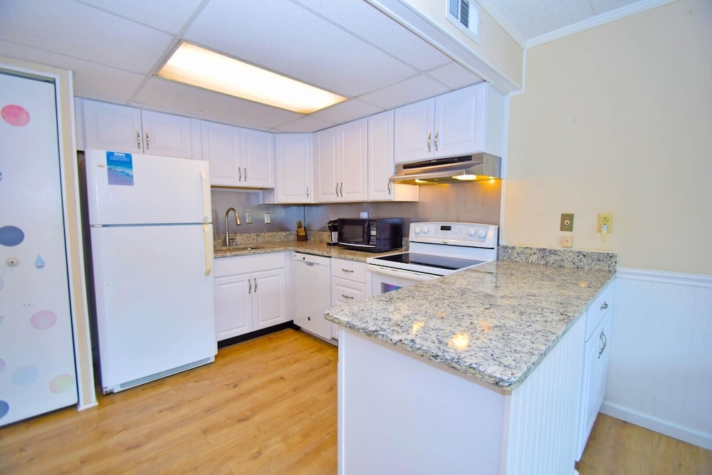 Shore Lea 102 1 Br condo by RedAwning