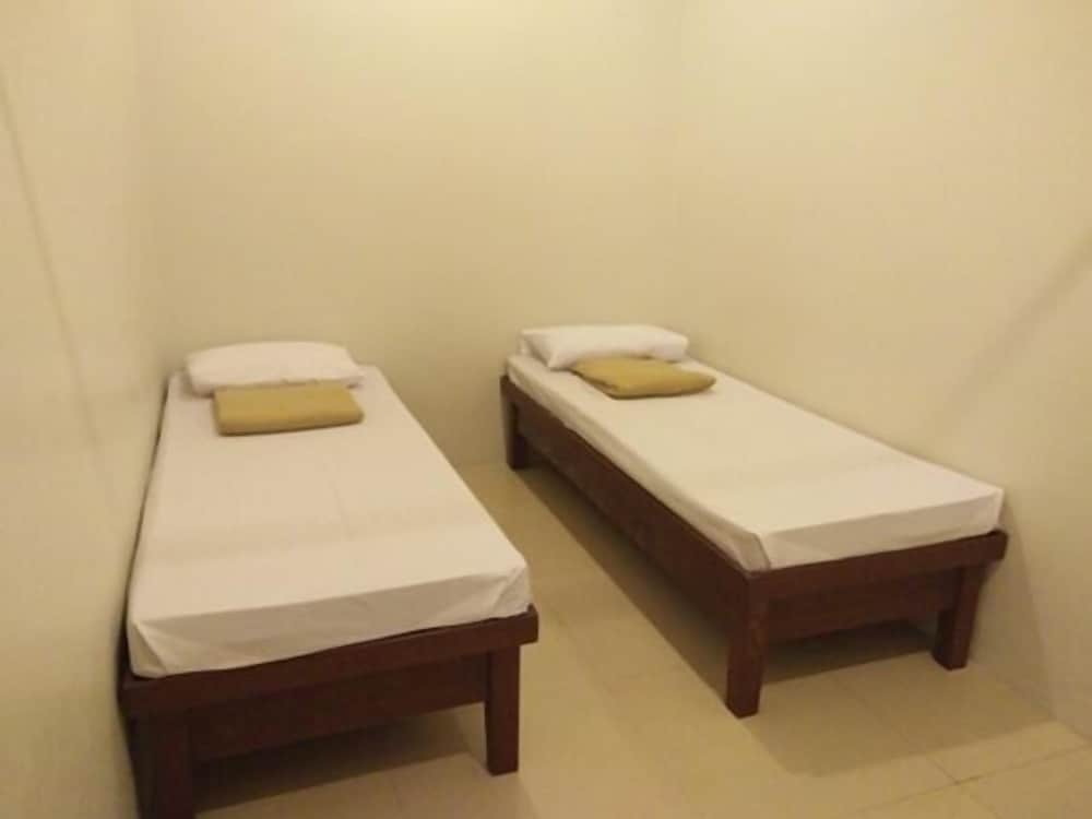 Country Chateau Hotel, Tagaytay - 18