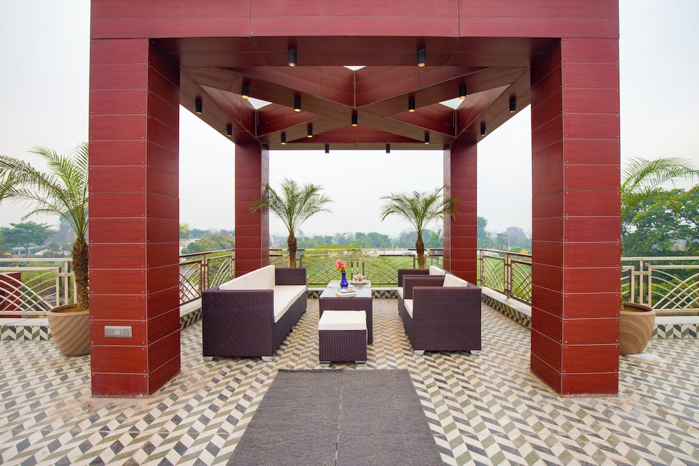 ELIVAAS Ivory Estate Pet-friendly Farm