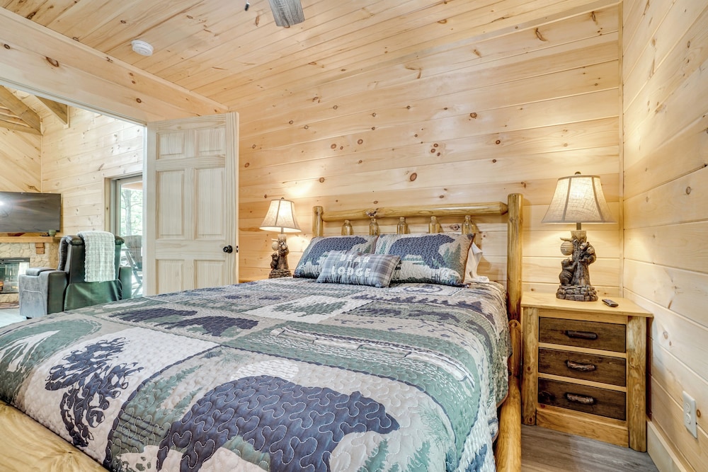 Sip, Hike & Explore: Sleek Retreat in Cleveland!