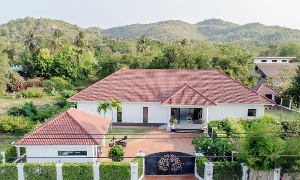 An Exceptional Luxury Villa Offering Amazing Lake View and Refined Living