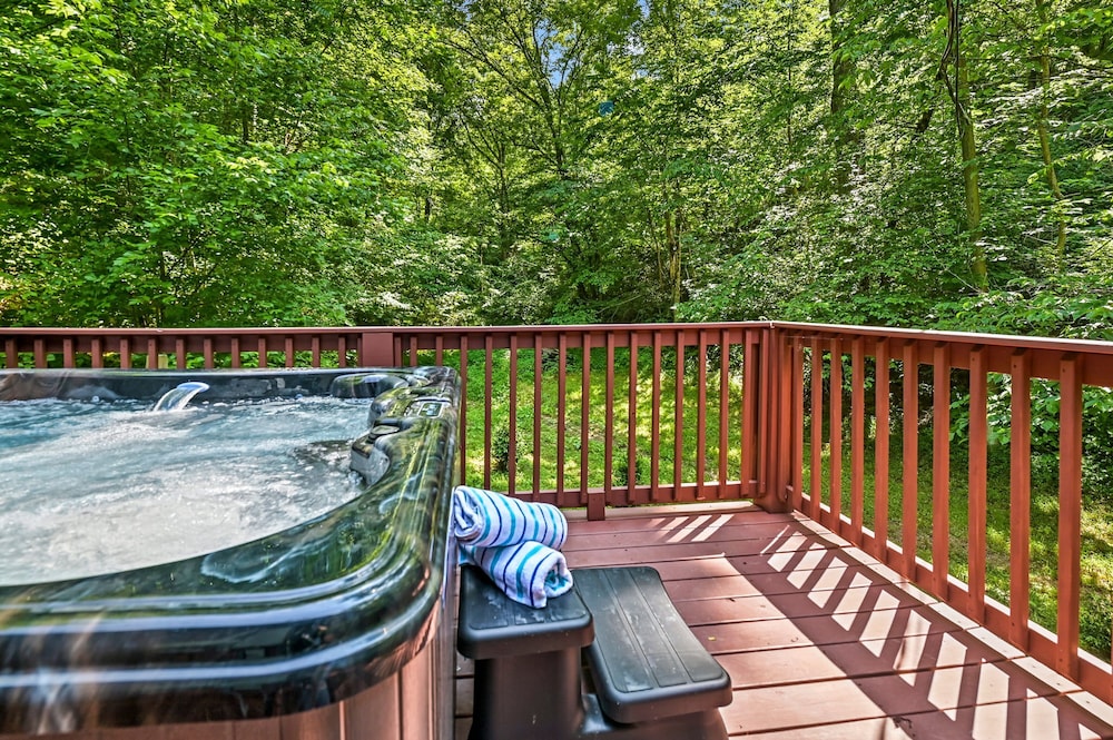 Smoky Mountains Honeymoon Cabin Dog Friendly