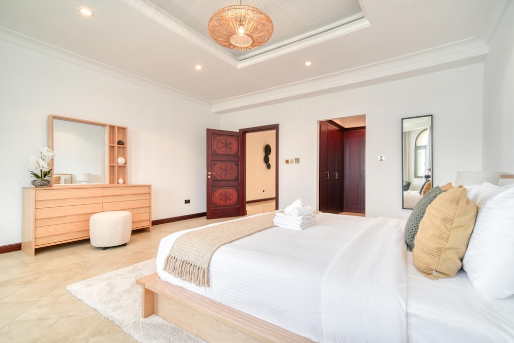 Exclusive 6BR Palm Villa w Private Pool and Beach
