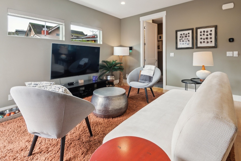 Spacious Family Retreat Media Room & Patio 3 Bedroom Home