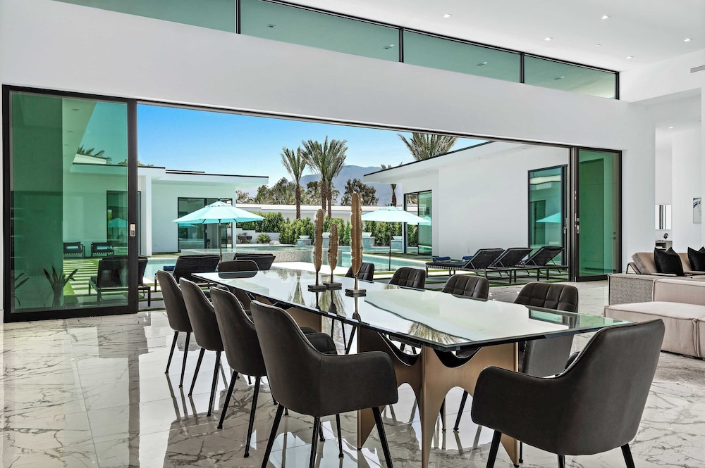 Sleeps 23 Pool, Hot Tub & Putting Green Minutes to Golf & Dining Bravo Villa #7 by Avantstay
