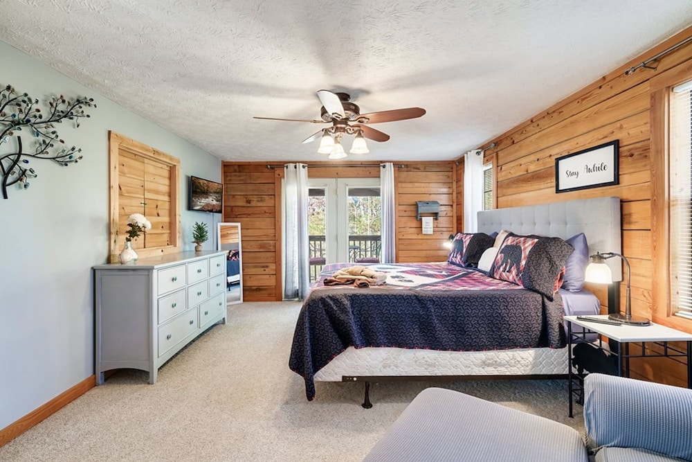 Stunning Cabin w Hot Tub Pool Table Arcades