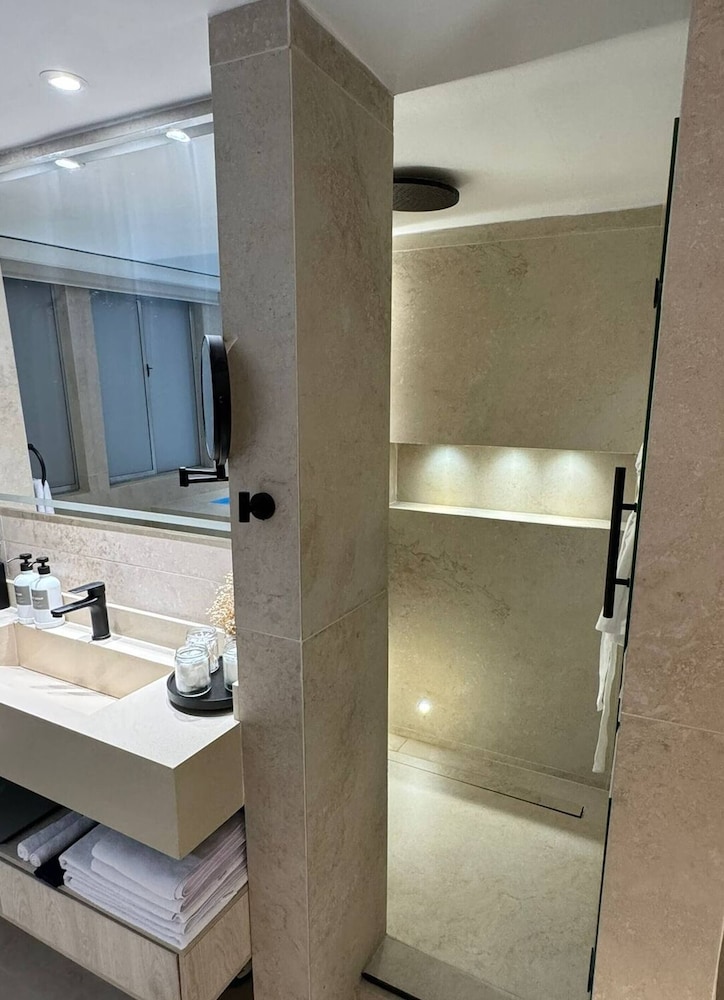 Stylish 1BR Getaway, Jacuzzi, Fireplace, Gym and AC