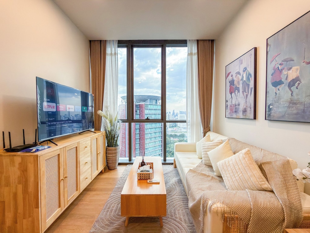 Luxury Downtown Bangkok 2BR 2BA · Sky Pool Gym · 5min Walk to Siam Paragon