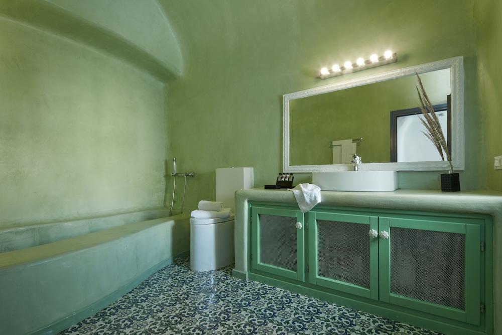 Luna Santorini Suites