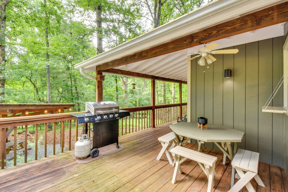 6 Miles to Helen: Cabin w/ Hot Tub & Views!