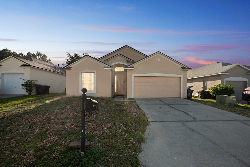 Family Retreat With Private Pool Near Disney! 3 Bedroom Residence