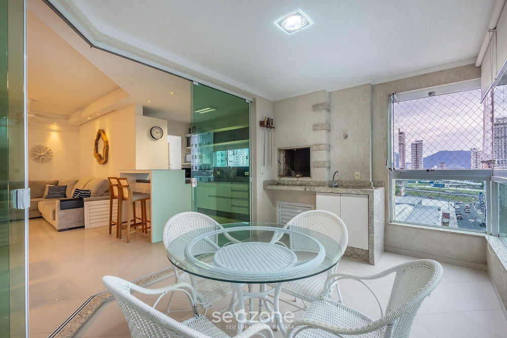 Stay Steps From the sea in Meia Praia - VIM