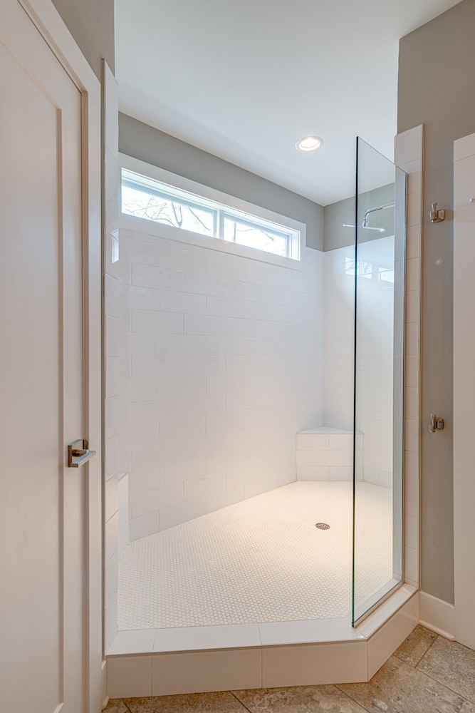 Cultured Coach - Mins to Broadway - Private Rooftop