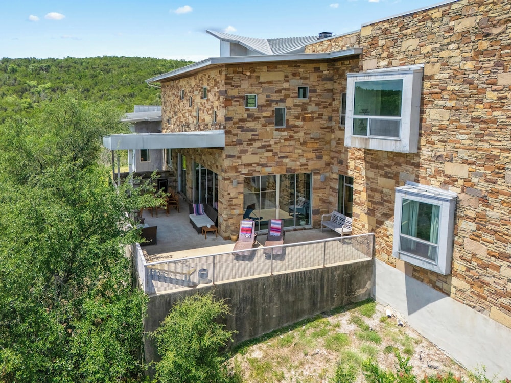 Luxury 4BR Hilltop Retreat Hot Tub & Scenic Views