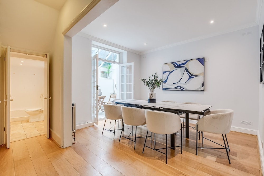 Belgravia - Charming Spacious 4 Bed Home for 9
