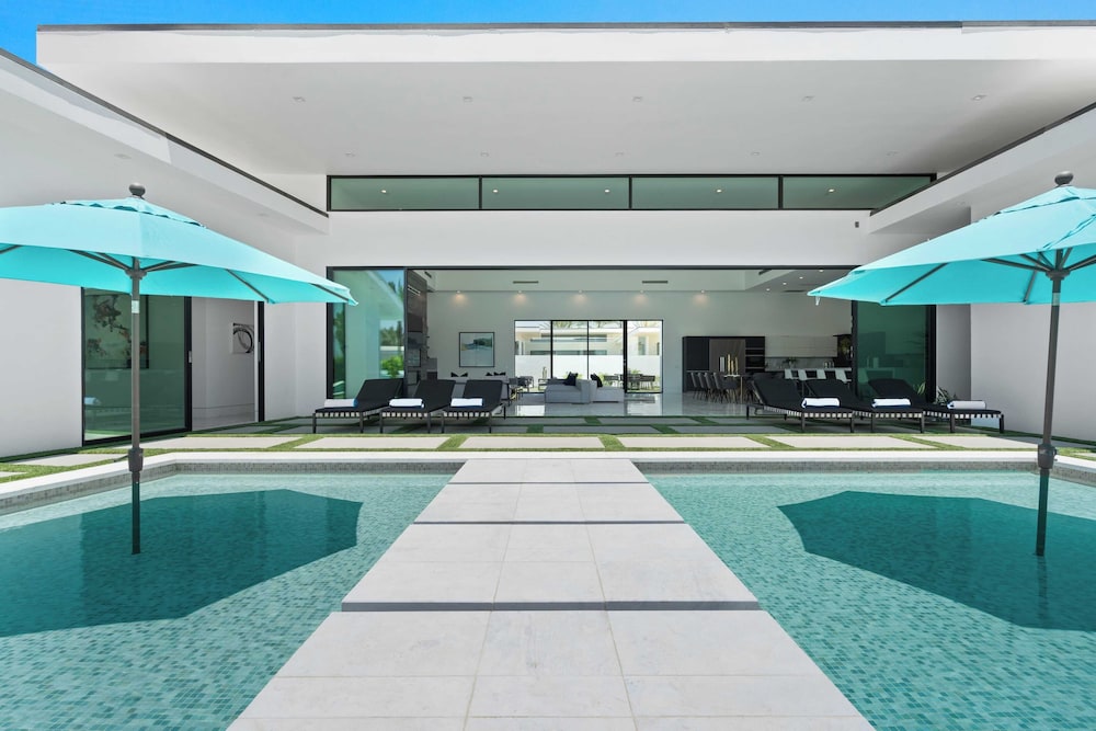 Sleeps 23 Pool, Hot Tub & Putting Green Minutes to Golf & Dining Bravo Villa #7 by Avantstay