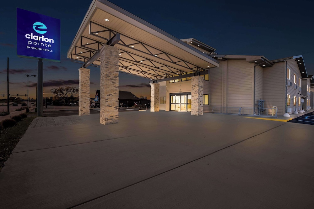 Clarion Pointe Milwaukee Airport