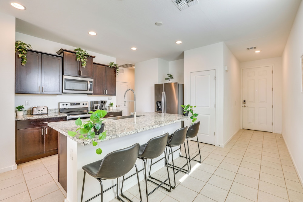 10 Mi to Dtwn Phoenix: Chic Family Home
