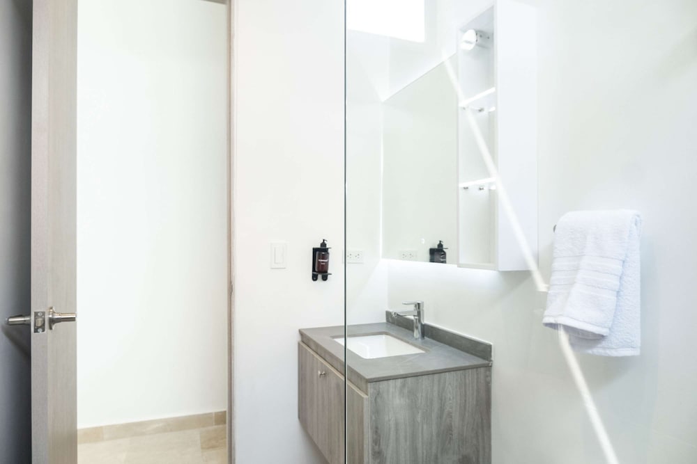 w Trendy 2BR in the Heart of Bocagrande