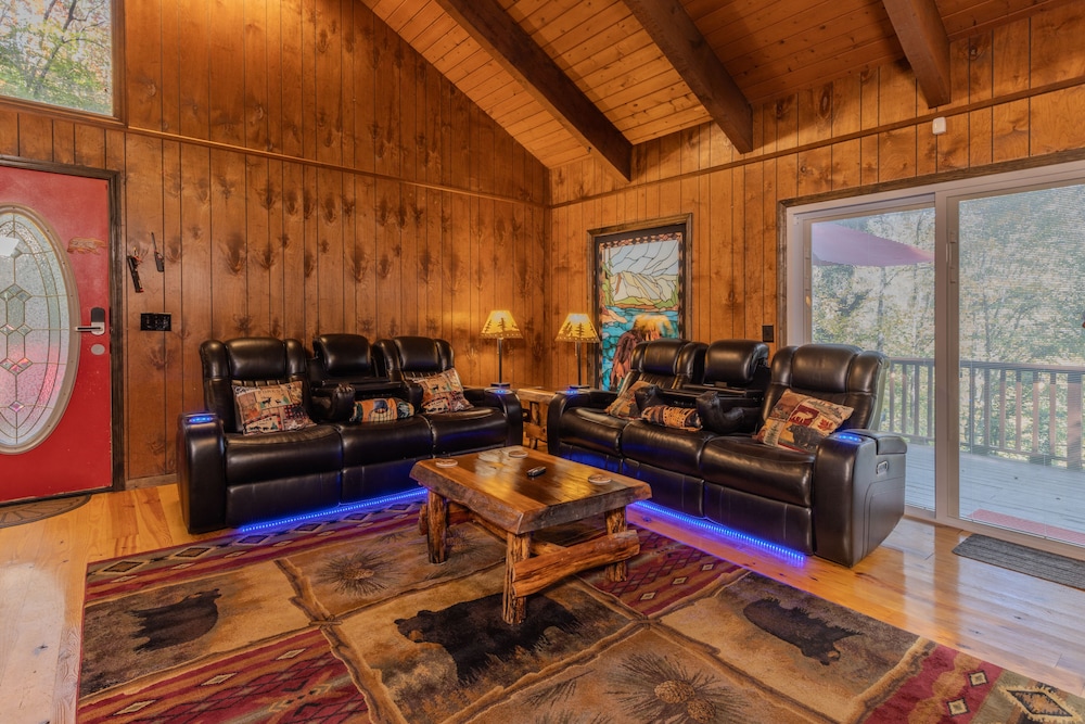 Bear Creek Lodge and Cabins in Helen Ga - Pet Friendly, River on Property, Walking Distance to downtown Helen