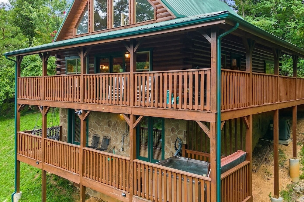 Triple Mountain View Stunning 4 BDR Cabin w/ Private Hot Tub, Game Room