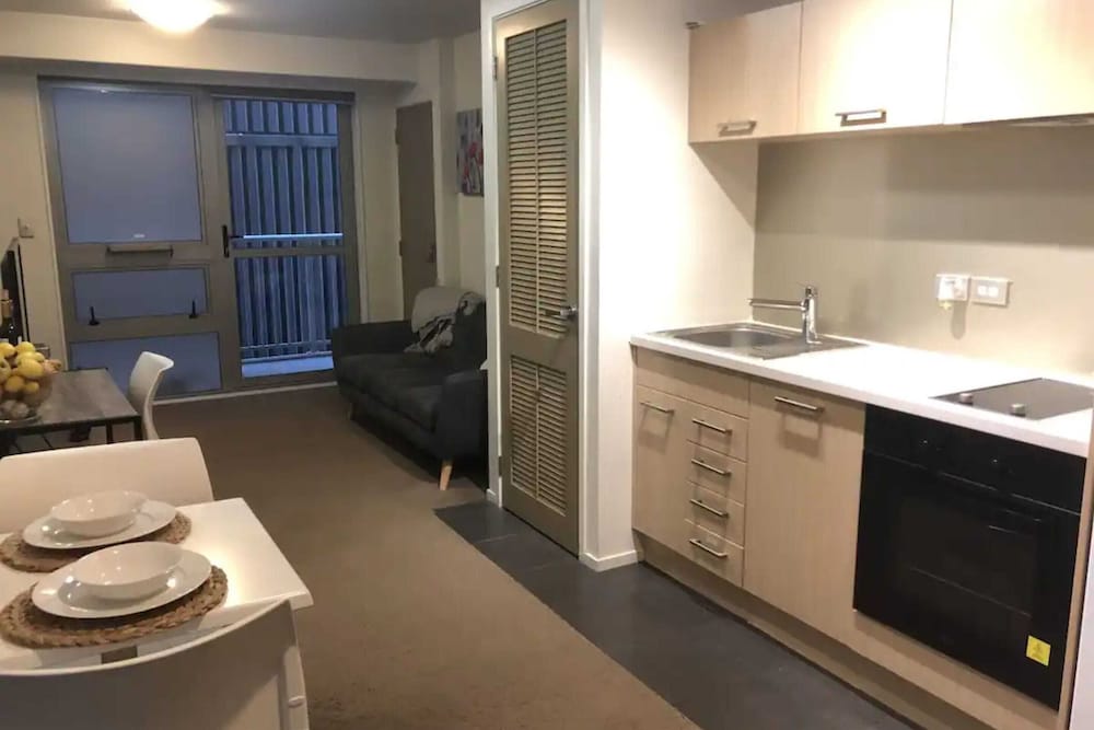 Modern 3 Bedroom Apartment in Auckland view 4