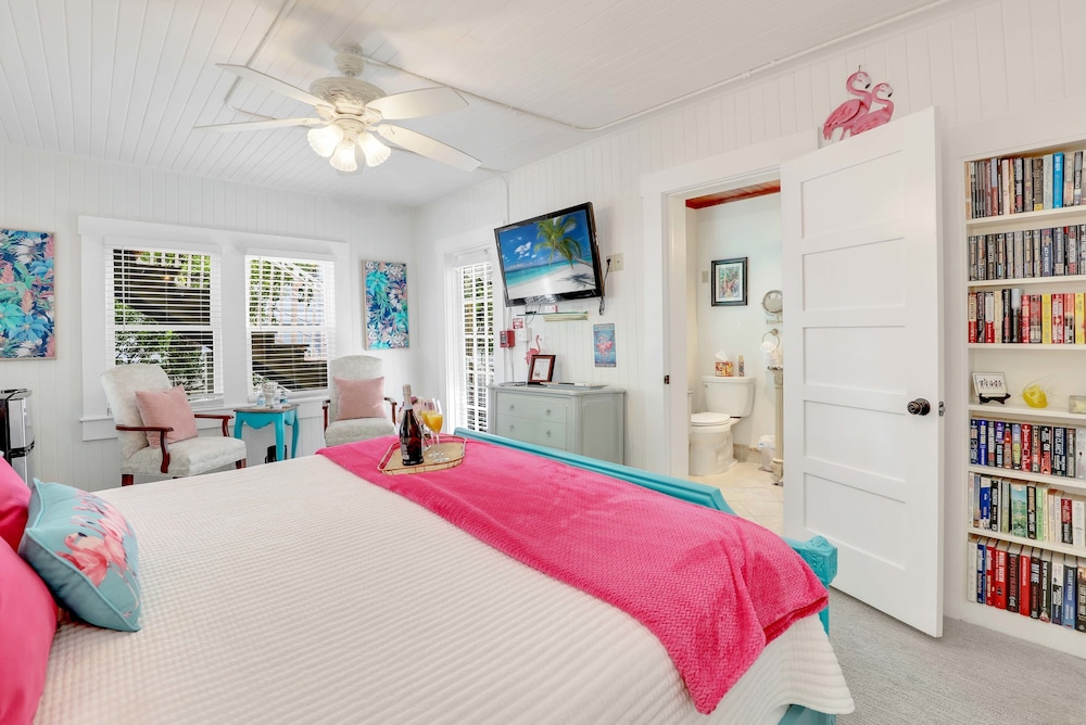 Hibiscus House Bed Breakfast Inn Flamingo Suite