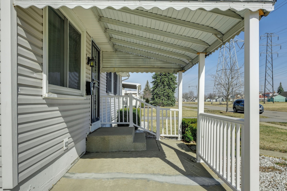9 Mi to Dtwn Buffalo: Family Escape w/ Fenced Yard