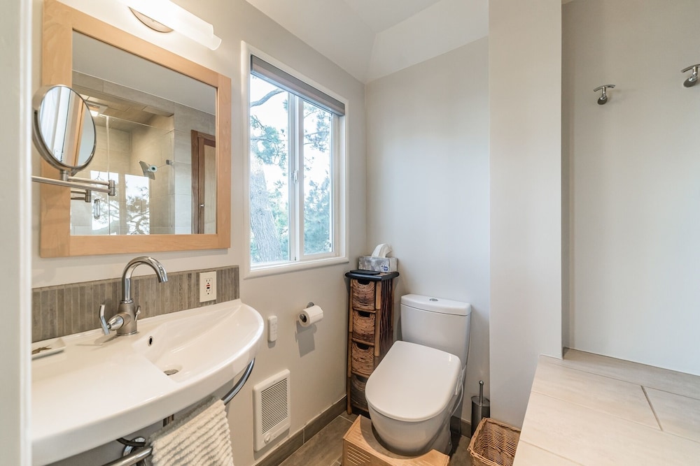 Charming 1933 Ridge-top Home With Stunning Views 4 Bedroom Home