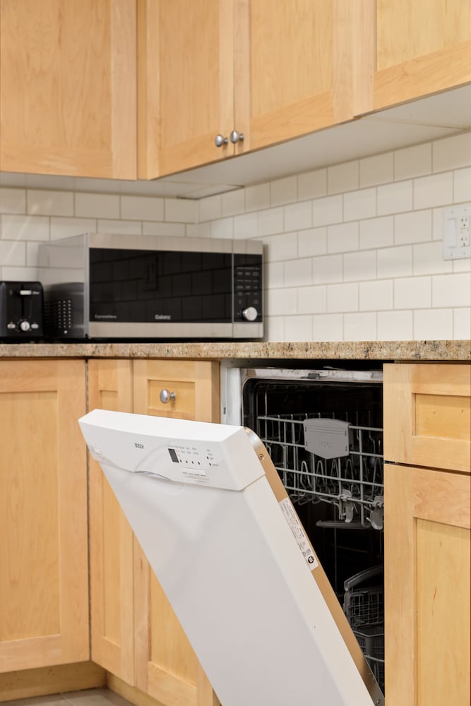 Cozy 2BR BSMT Suite Near Grouse Mt. and Edgemont.