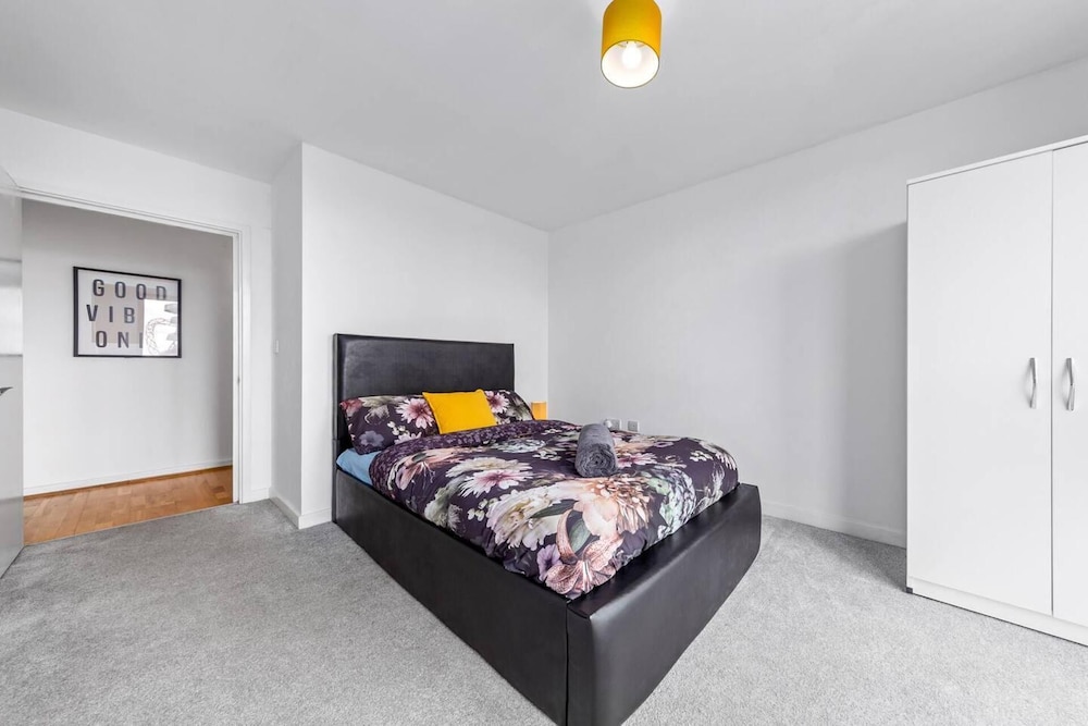 Penthouse 2-bed Apartment in The Heart Of E15