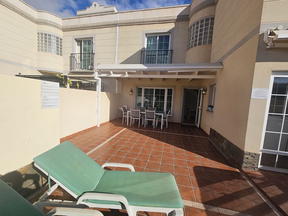 Comfortable Modern House With Jacuzzi, and Access to Swimming Pool
