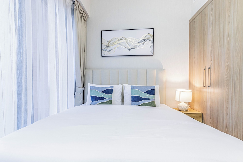 Luxurious 1BR Living in Azizi Riviera 39