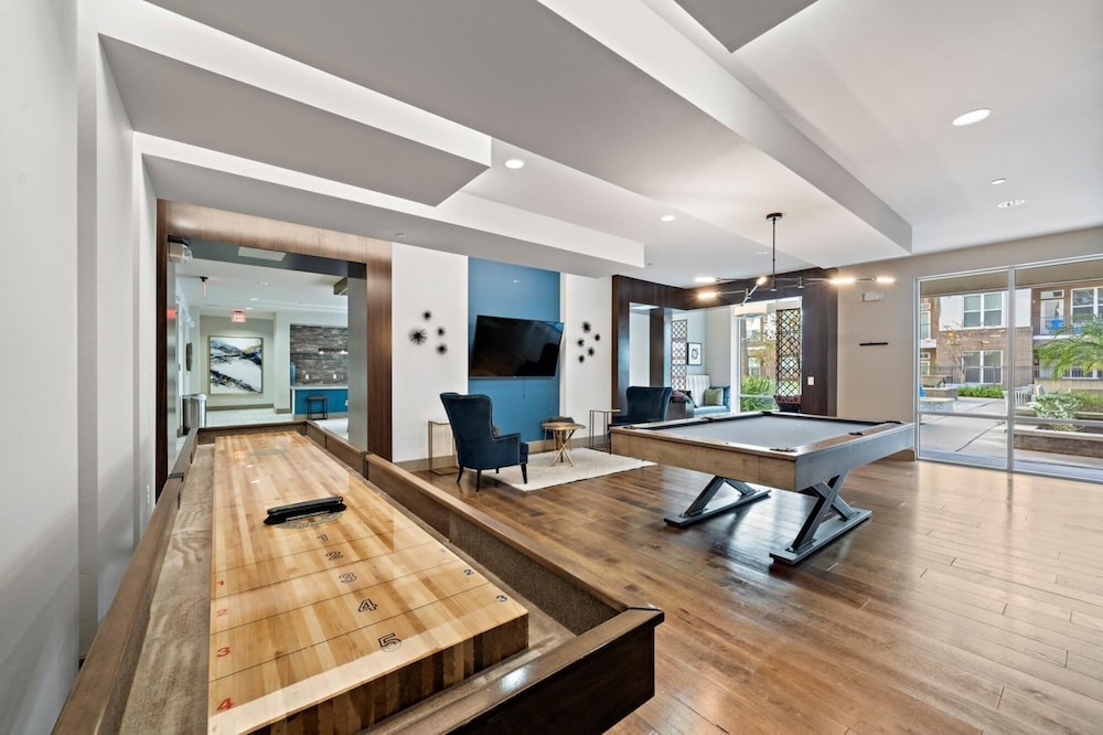 Bright and Airy Condo With Fast Wifi Gym Pool Parking Included