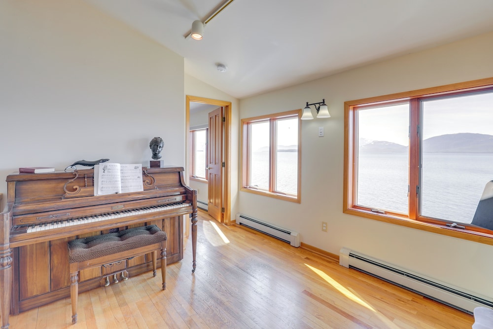 9 Mi to Mendenhall Glacier: Waterfront Juneau Home
