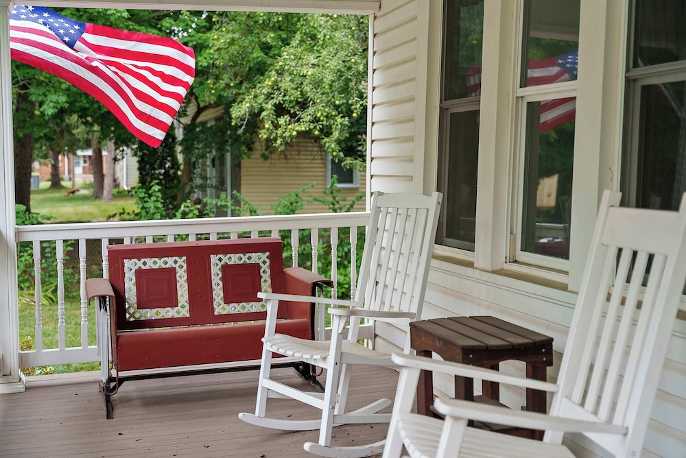 Classic Charm on Ashland For 8